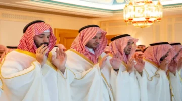 ولي العهد يؤدي صلاة عيد الفطر المبارك في المسجد الحرام بمكة بمشاركة المصلين